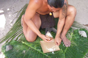 ココナッツを削る実演